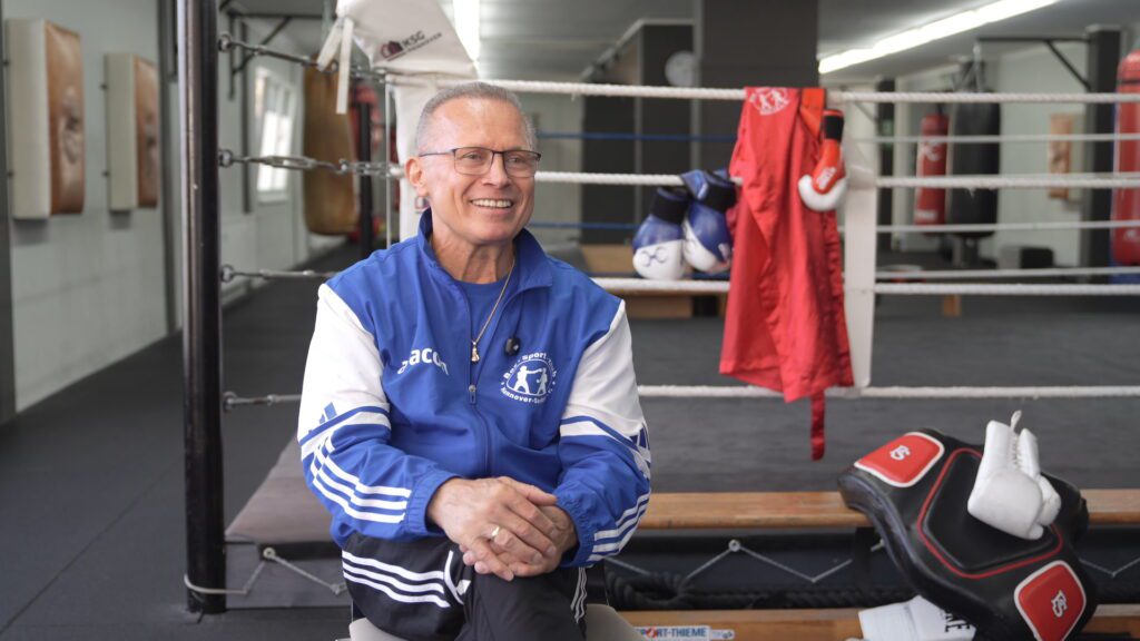 Person vom Boxclub im Interview